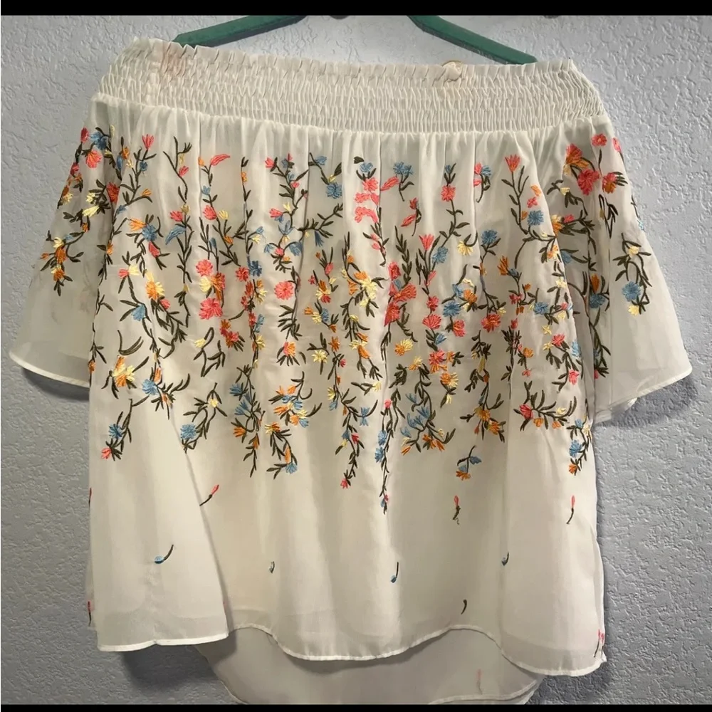 Off the Shoulders Blouse - Picture 2 of 4